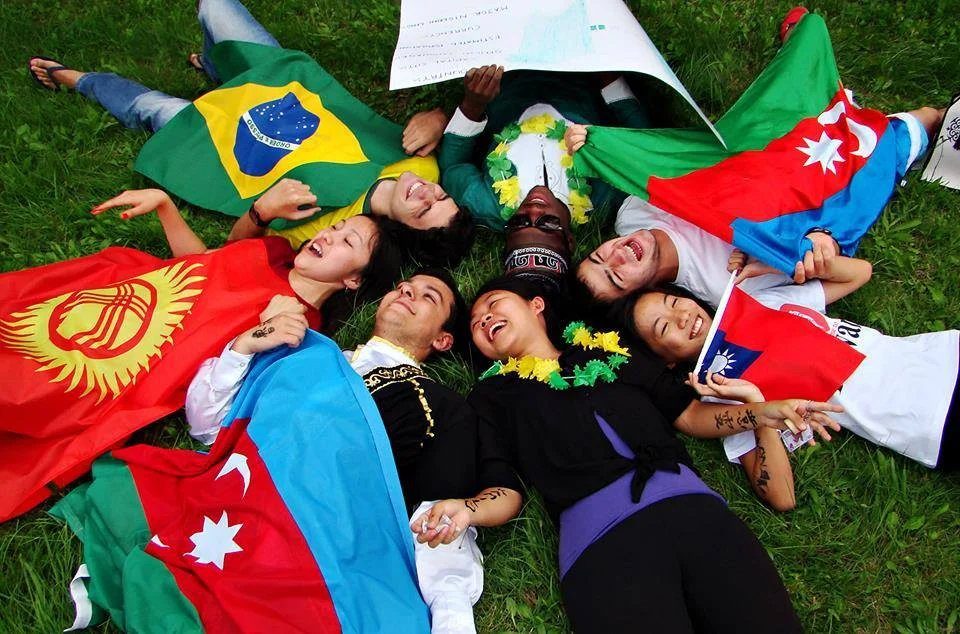 Studierende mit Nationalflaggen beim Global Village
